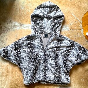 Beautiful Dolce Vita faux fur coat, with wide hood and wide sleeves. Super soft!